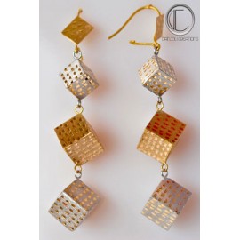 Boucles cubes.Or 750/1000 Poids: 5.8g.cubes 7mm or blanc.9mm or jau...