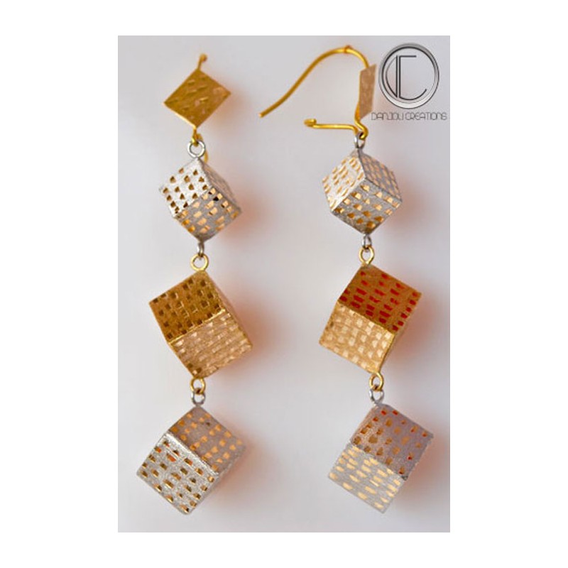 Boucles cubes.Or 750/1000 Poids: 5.8g.cubes 7mm or blanc.9mm or jau...