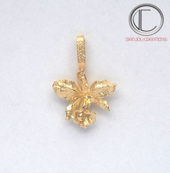 Orchid Pendant in 18k Gold
