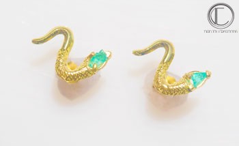 ROUGH EMERALD CURLS. 750/1000 GOLD.