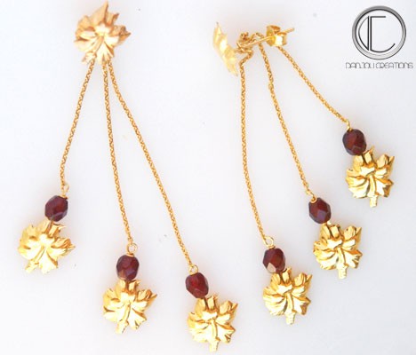 Boucles d' oreilles hibiscus.Or 750/1000