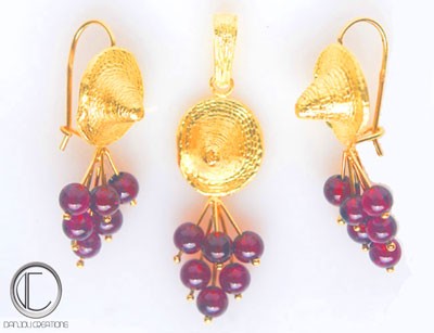 PARURE BAKOUA VIGNE. 750/1000 Gold.
