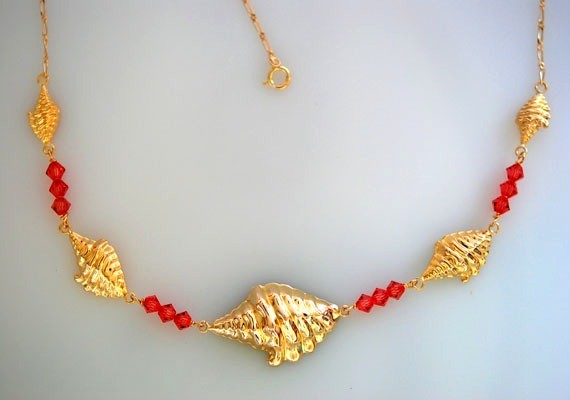Collar de caracola. Oro de 18 quilates.