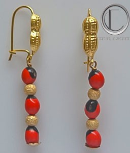 Peanut and licorice earrings. 750/1000 gold