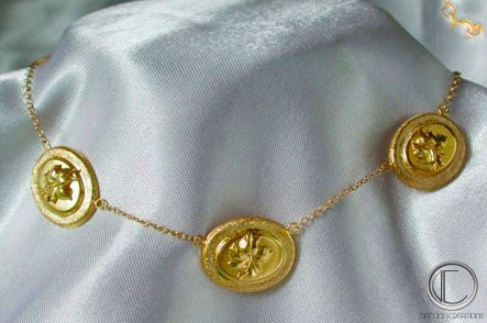 Hibiscus necklace.18cts Gold 750/1000