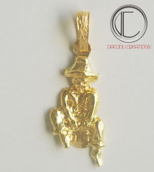 Pendentif joueur de tambours.Or 750/1000
