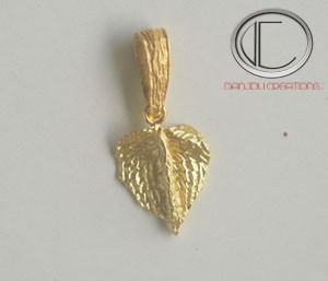 PENDENTIF ANTHURIUM.Or 750/1000