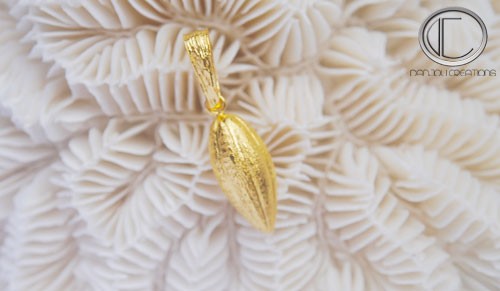PENDENTIF  CABOSSE de CACAO.Or 750/1000