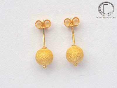 Pendientes de bola tallada en oro de 18 quilates